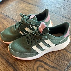 Women’s Adidas 70’s sneakers running shoes